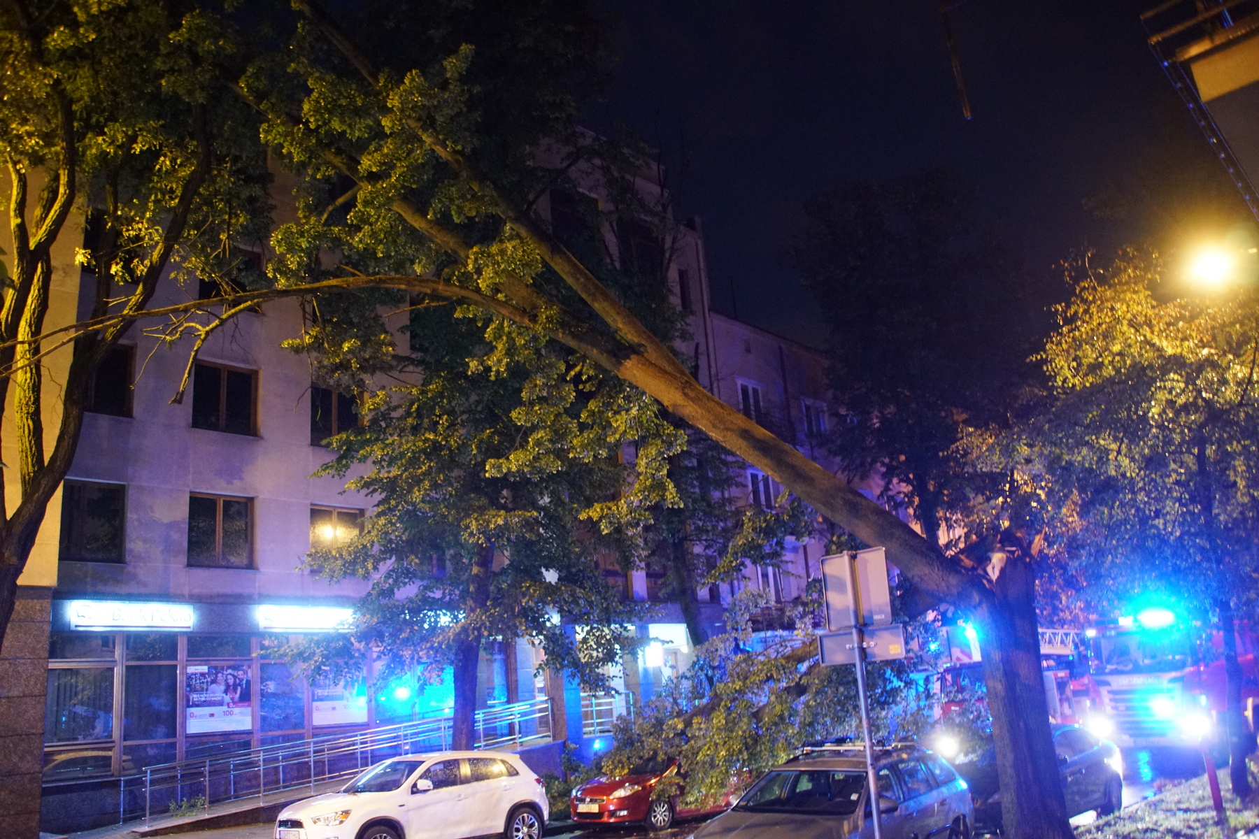Straż pożarna w Lublinie informuje: 18 uszkodzonych budynków, 190 zgłoszeń czeka na interwencje (zdjęcia)