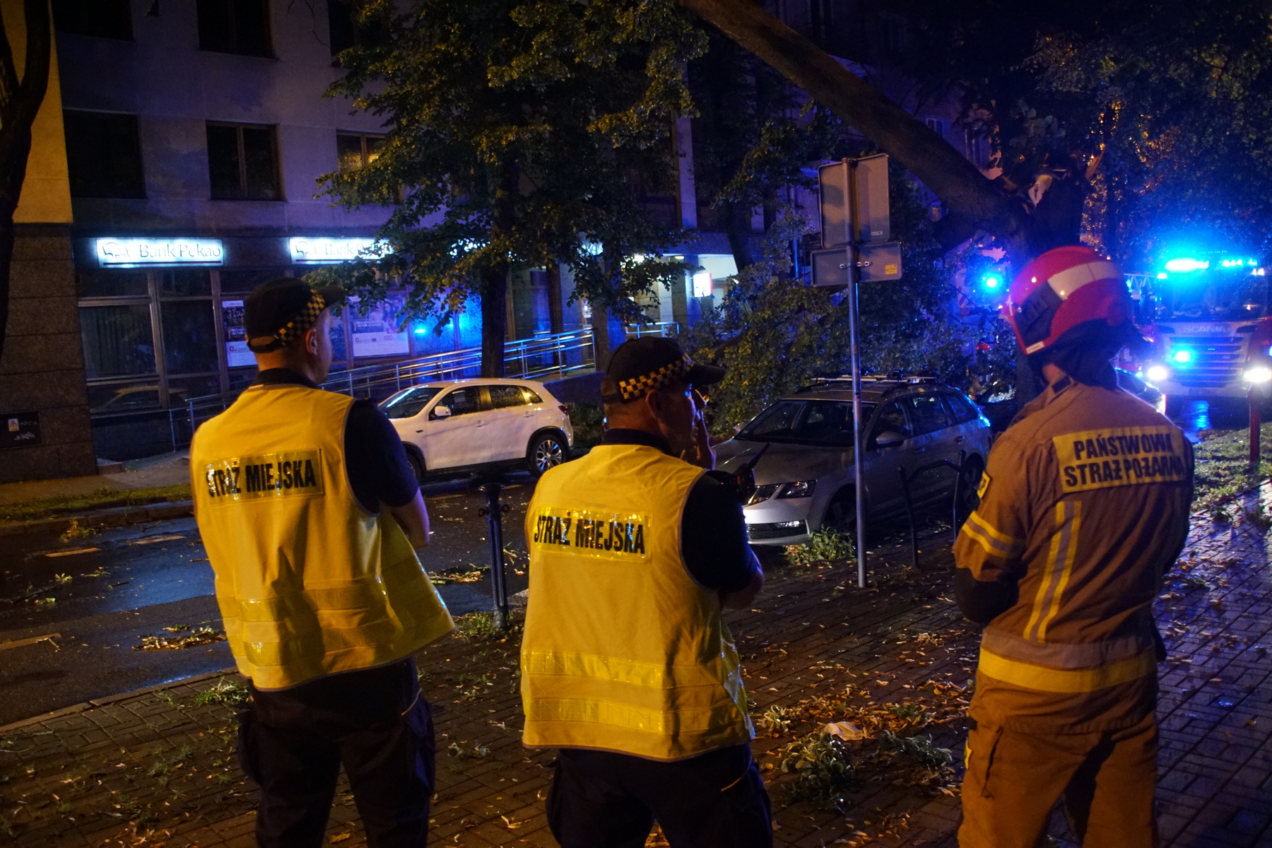 Straż pożarna w Lublinie informuje: 18 uszkodzonych budynków, 190 zgłoszeń czeka na interwencje (zdjęcia)