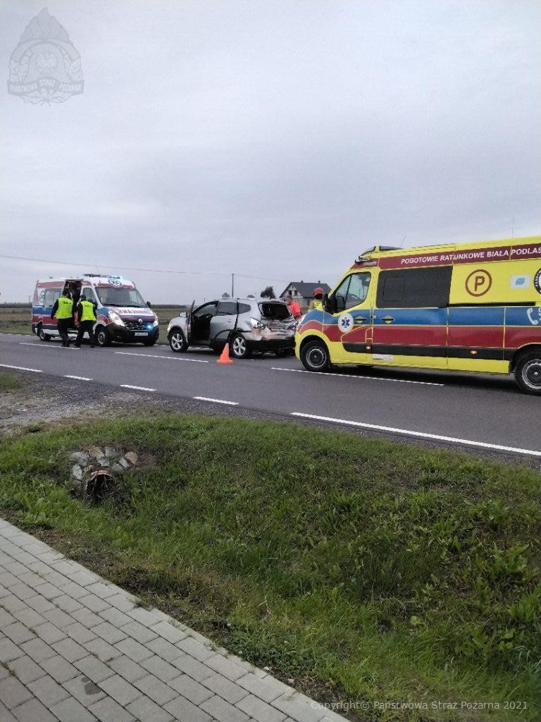 Zderzenie dwóch pojazdów osobowych na trasie Łuków – Radzyń Podlaski. Droga częściowo zablokowana (zdjęcia)