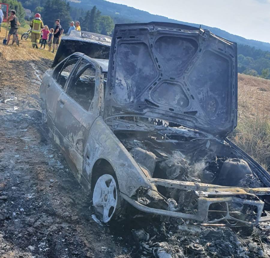 Tomaszowscy strażacy gasili pożar kombajnu, samochodu osobowego oraz zboża na pniu (zdjęcia)
