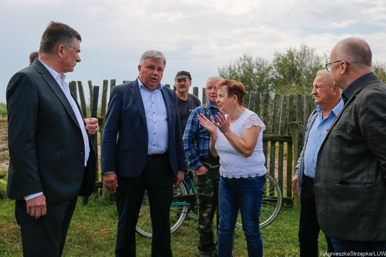 Zniszczone uprawy i uszkodzone budynki po nawałnicach. Wojewoda lubelski spotkał się z poszkodowanymi mieszkańcami (zdjęcia)