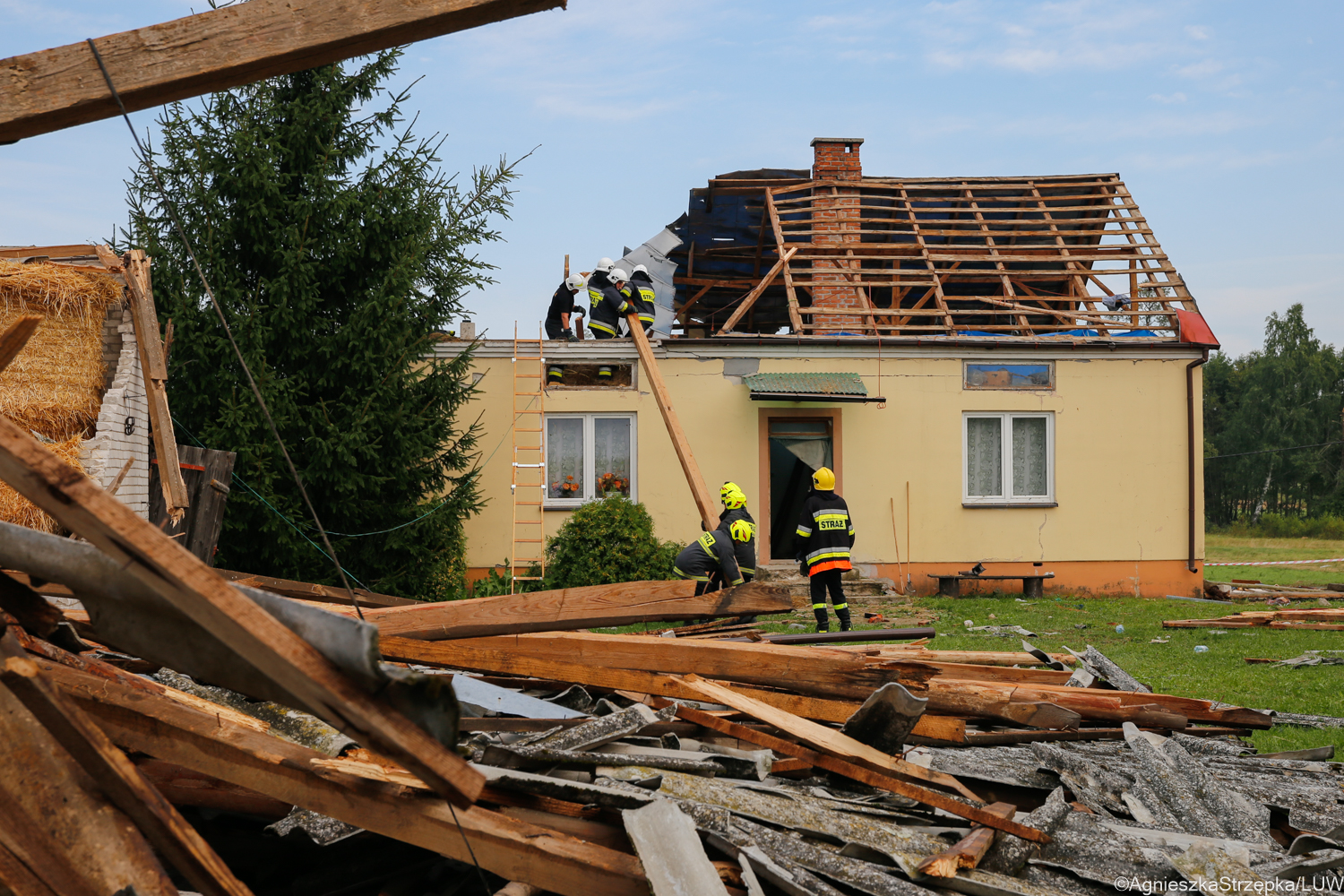 Zniszczone uprawy i uszkodzone budynki po nawałnicach. Wojewoda lubelski spotkał się z poszkodowanymi mieszkańcami (zdjęcia)