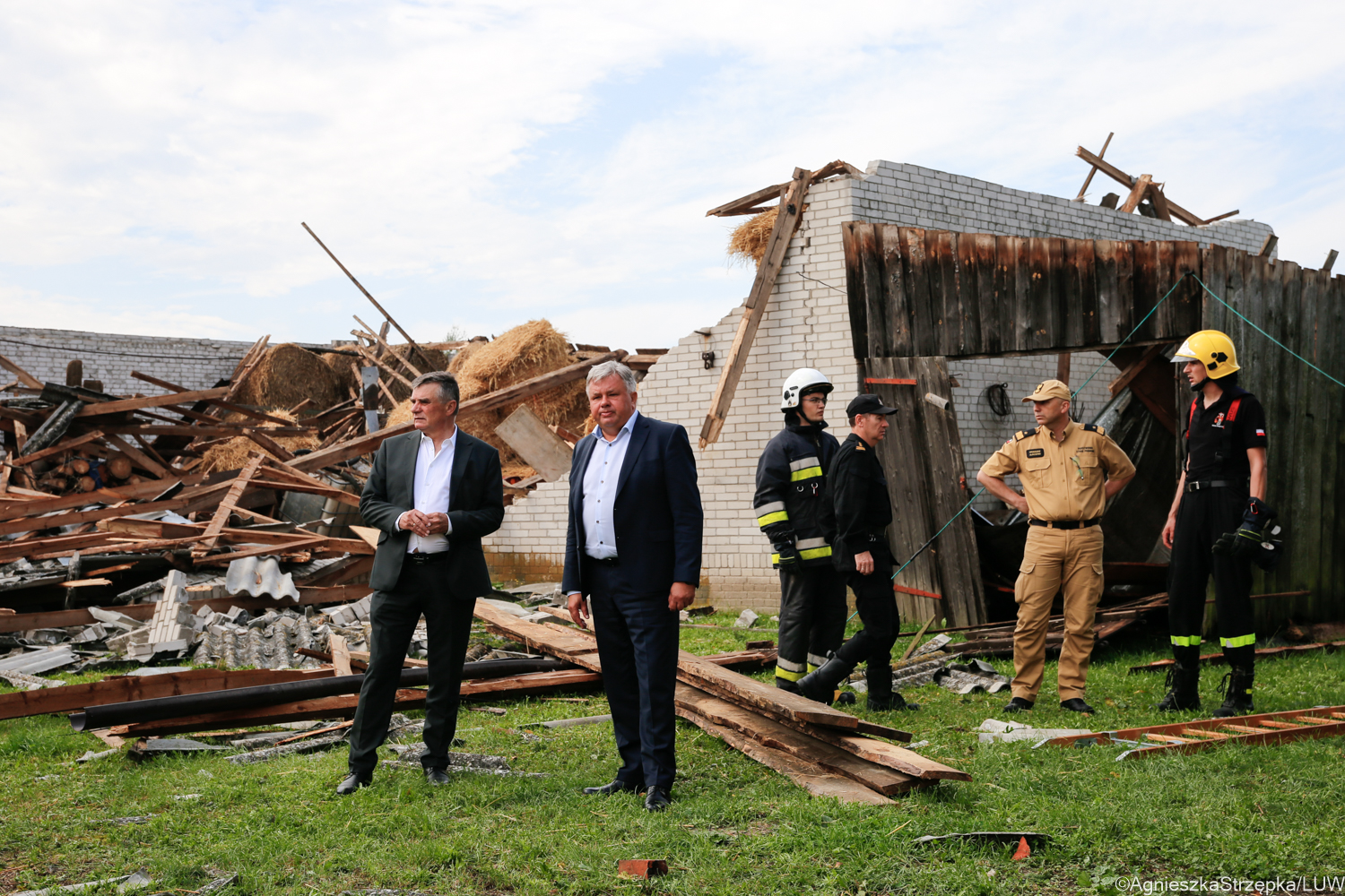 Zniszczone uprawy i uszkodzone budynki po nawałnicach. Wojewoda lubelski spotkał się z poszkodowanymi mieszkańcami (zdjęcia)