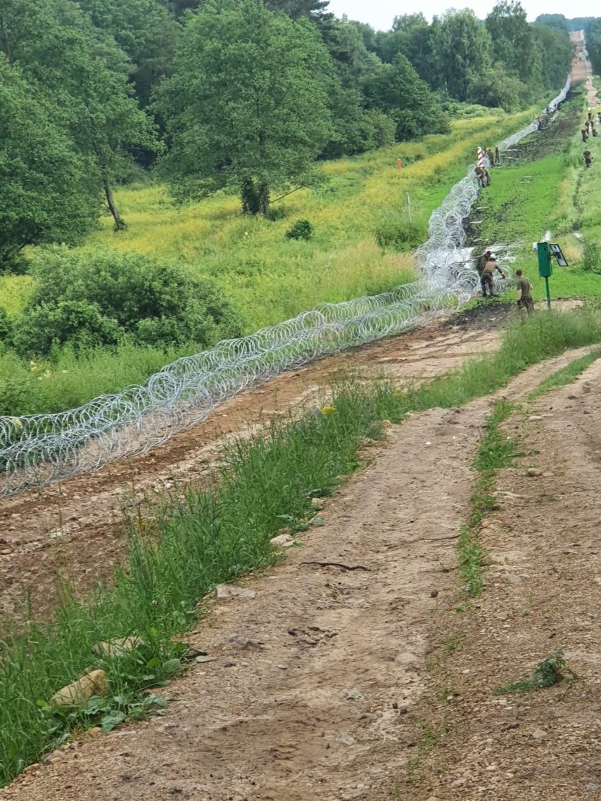 Wojsko uszczelnia granicę z Białorusią. Ułożono już ponad 100 km ogrodzenia z drutu kolczastego (zdjęcia)