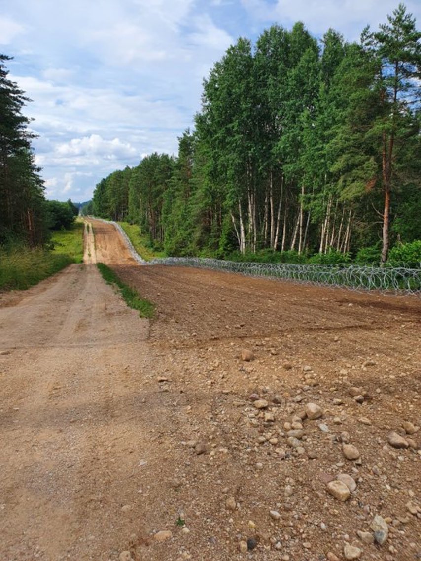 Wojsko uszczelnia granicę z Białorusią. Ułożono już ponad 100 km ogrodzenia z drutu kolczastego (zdjęcia)