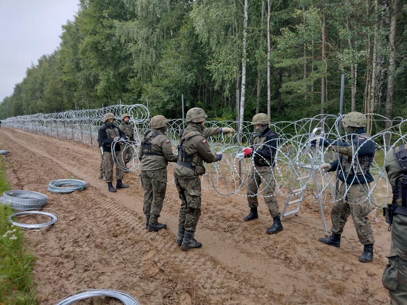 Na granicy polsko-białoruskiej powstało już 6 km ogrodzenia (zdjęcia)