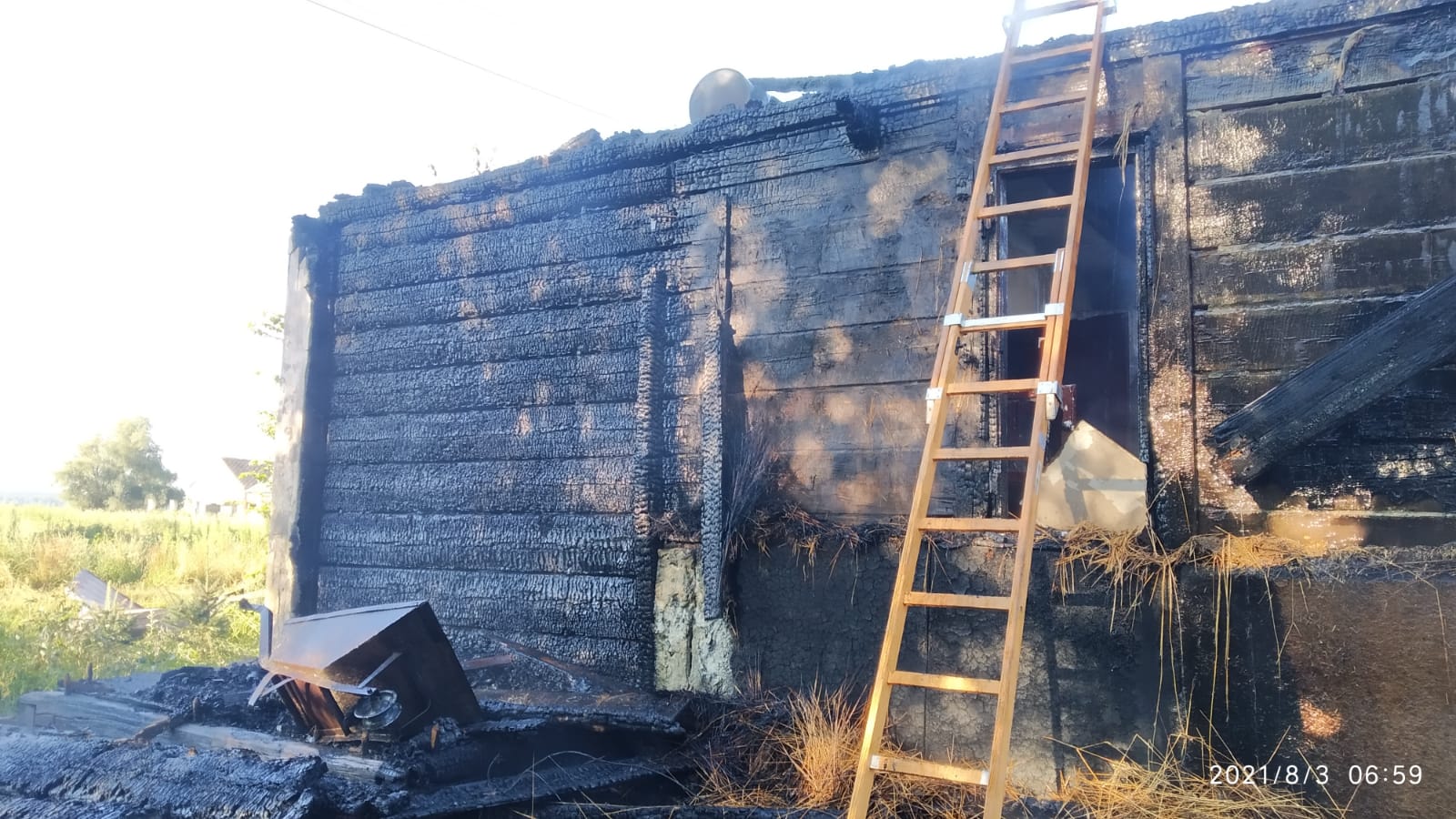 Strażacy walczyli z pożarem drewnianego domu. Budynek niemal doszczętnie spłonął (zdjęcia)