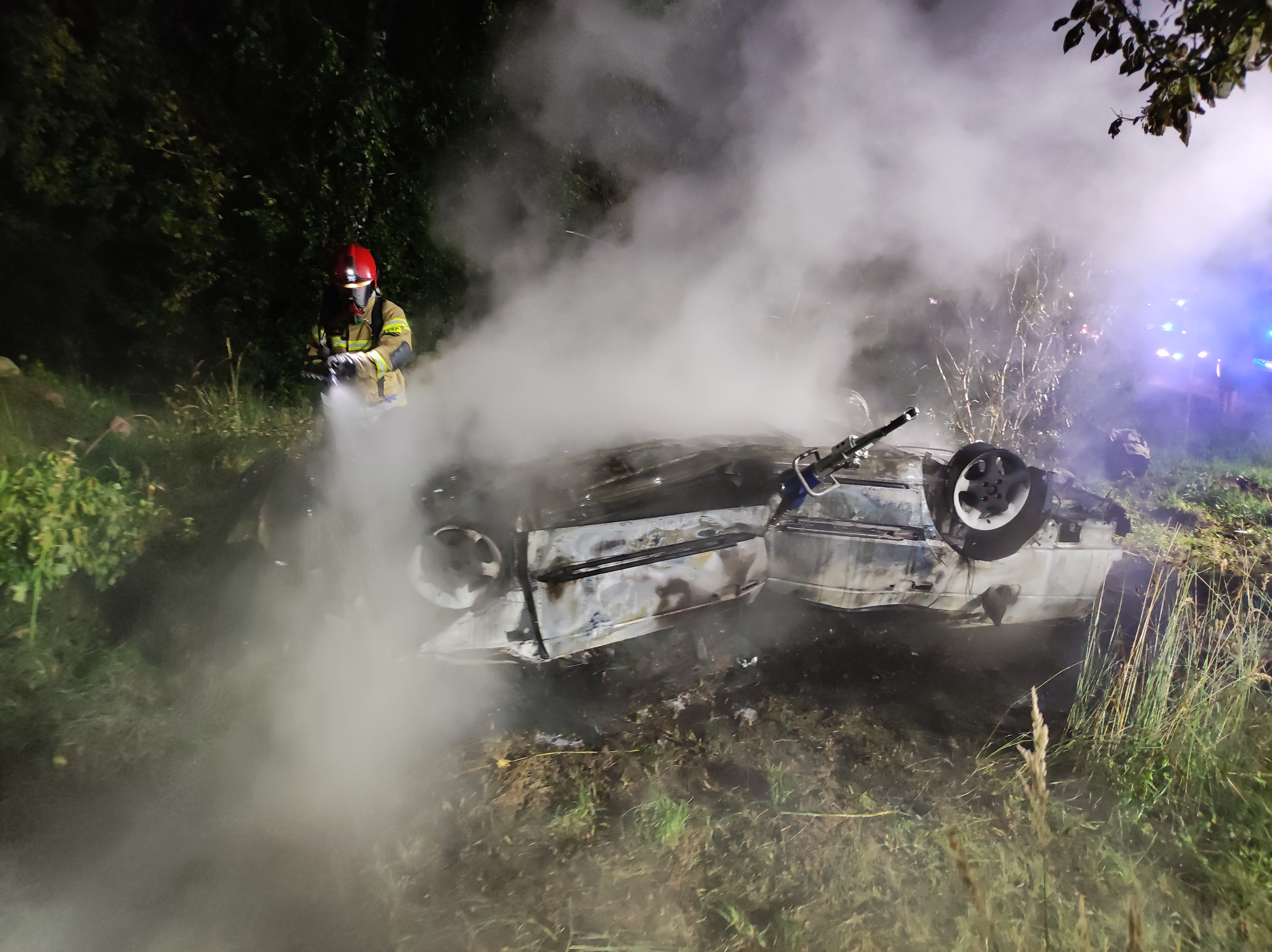 Volkswagen wypadł z drogi i dachował na posesji. Autem podróżowały trzy młode osoby (zdjęcia)