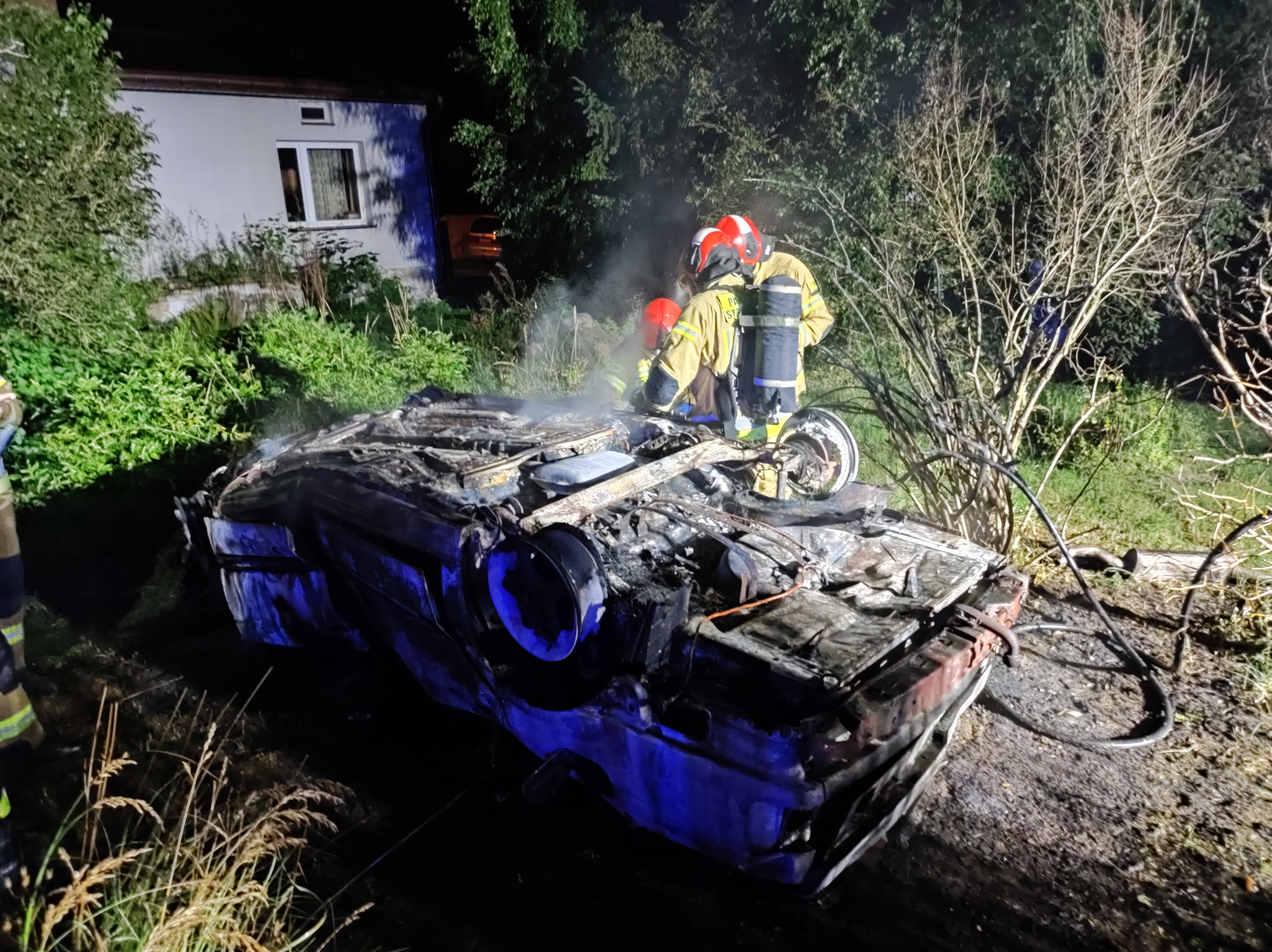 Volkswagen wypadł z drogi i dachował na posesji. Autem podróżowały trzy młode osoby (zdjęcia)