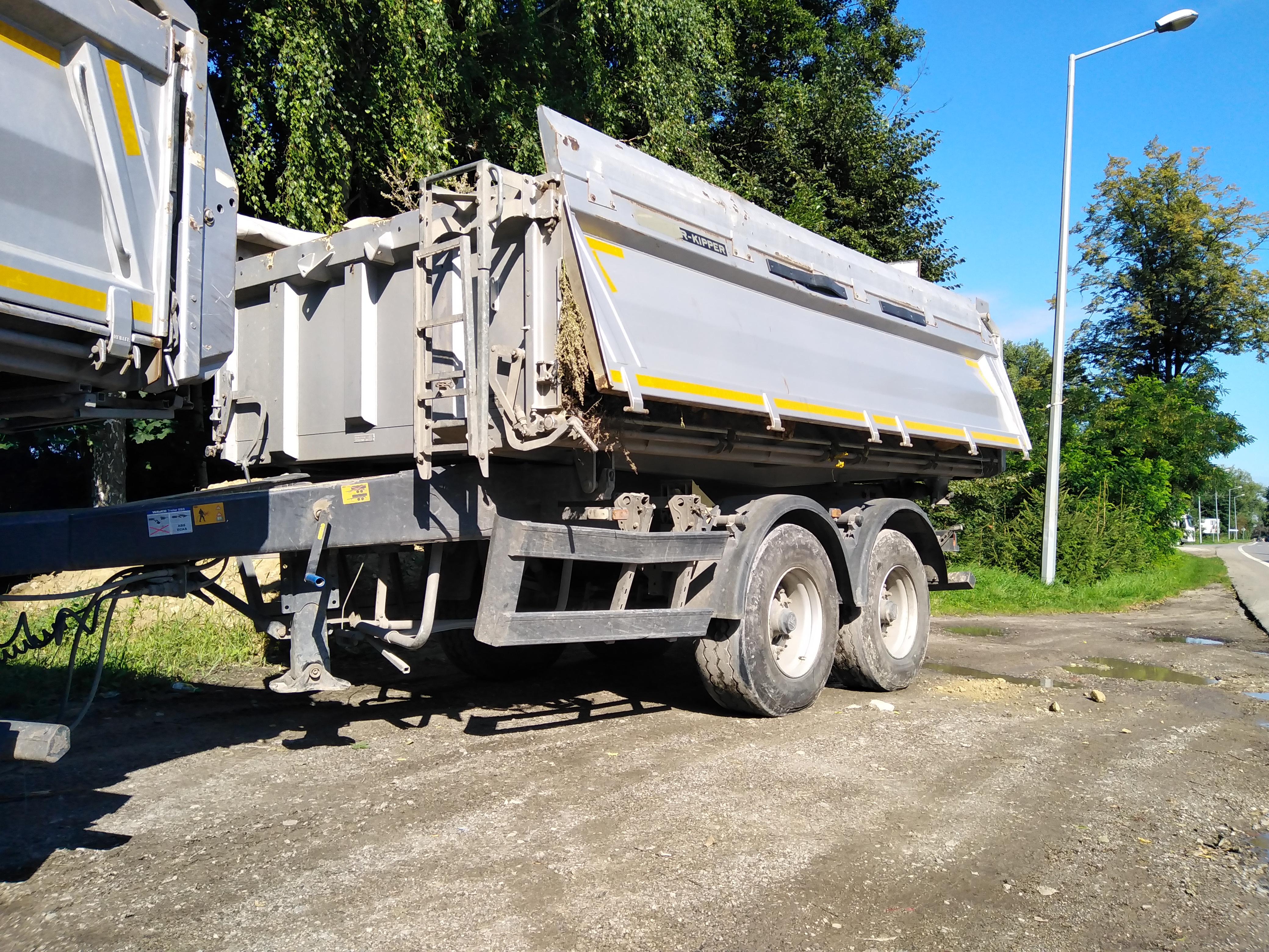 Z ciężarówki spadł ładunek ziemi, utrudnienia w ruchu na trasie Lublin – Bychawa (zdjęcia)
