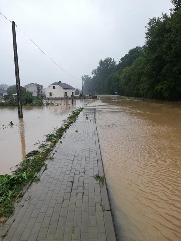 Główne drogi zamieniły się w rzeki. Do niektórych miejscowości ciężko było dotrzeć (zdjęcia)