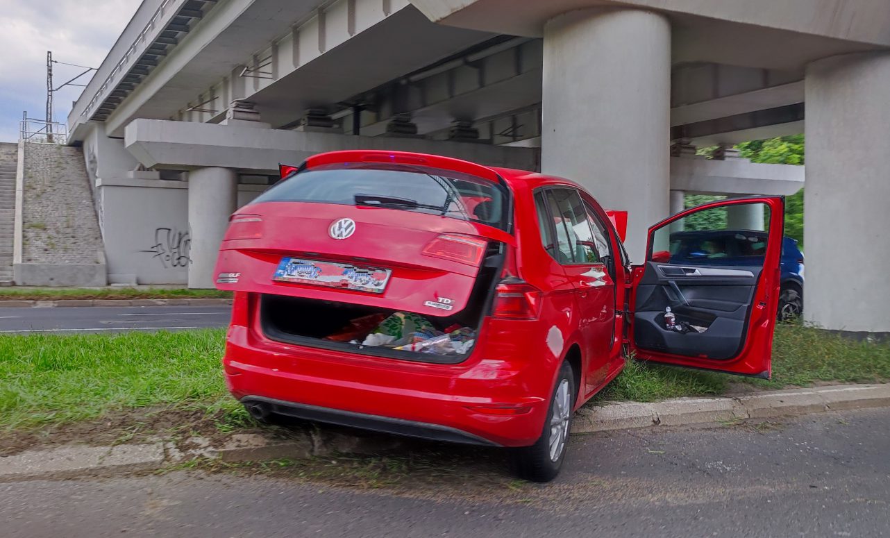 Volkswagen uderzył w filar wiaduktu. Jedna osoba trafiła do szpitala (zdjęcia)