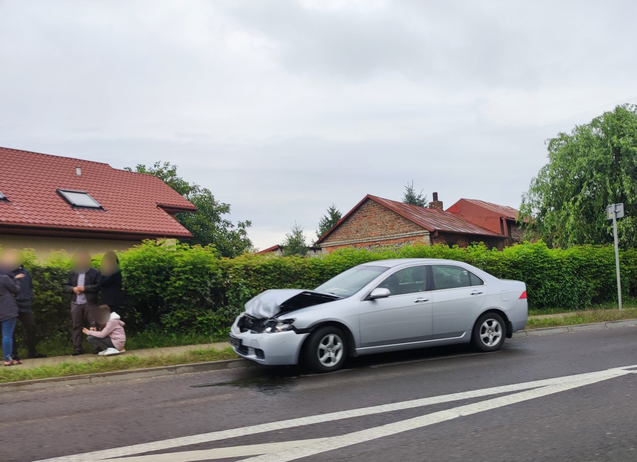 Zderzenie trzech aut przed przejściem dla pieszych. Na szczęście nikt nie ucierpiał (zdjęcia)