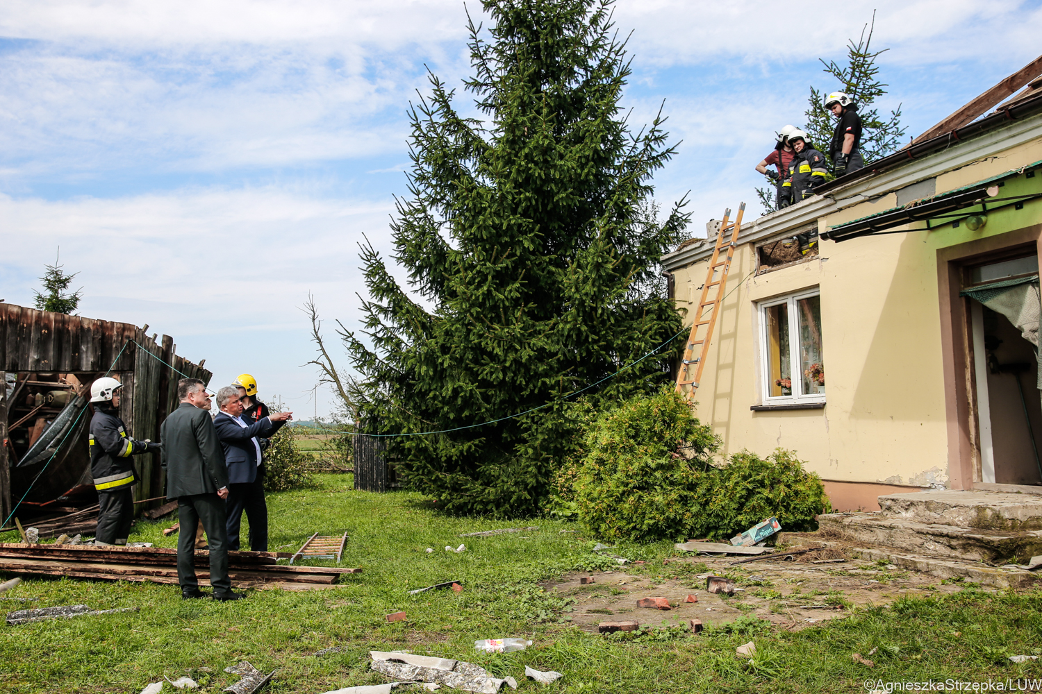 Zniszczone uprawy i uszkodzone budynki po nawałnicach. Wojewoda lubelski spotkał się z poszkodowanymi mieszkańcami (zdjęcia)