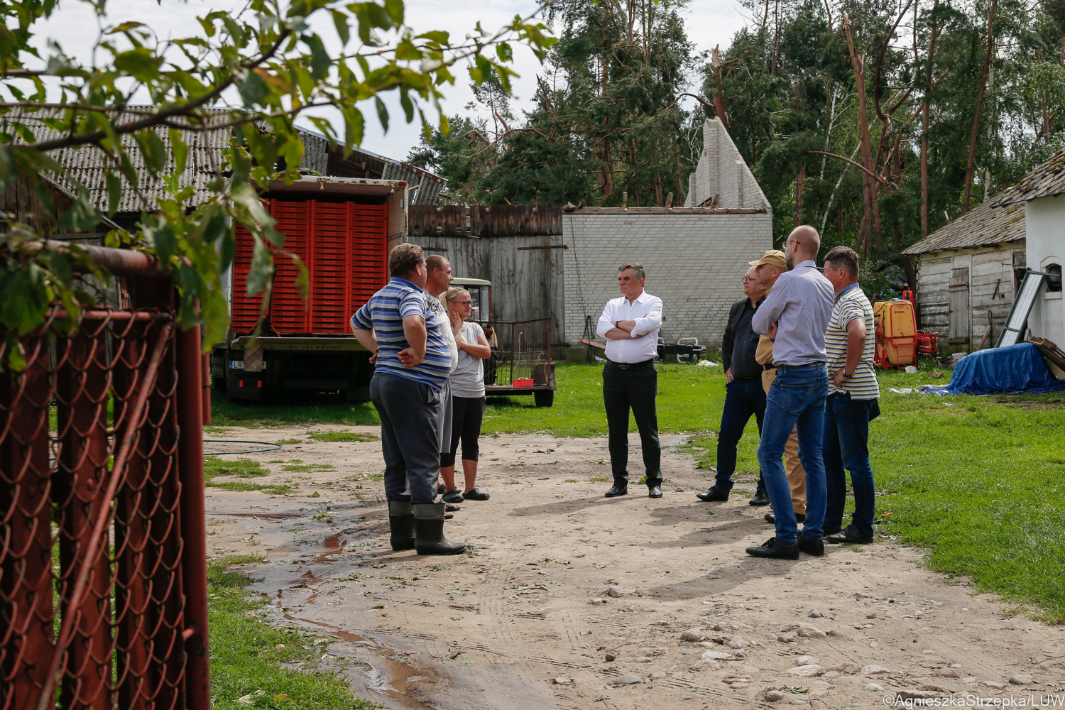 Zniszczone uprawy i uszkodzone budynki po nawałnicach. Wojewoda lubelski spotkał się z poszkodowanymi mieszkańcami (zdjęcia)