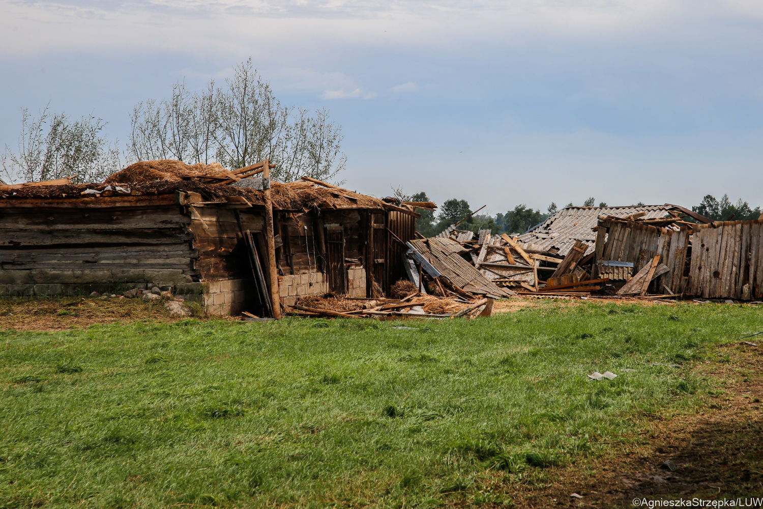 Zniszczone uprawy i uszkodzone budynki po nawałnicach. Wojewoda lubelski spotkał się z poszkodowanymi mieszkańcami (zdjęcia)