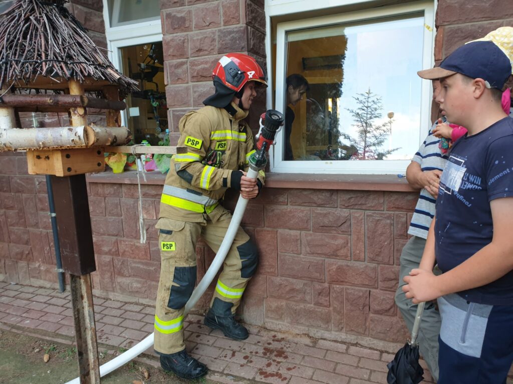 Strażacy z wizytą u chorych dzieci. Wzięli udział w akcji #OnkoOkno (zdjęcia)