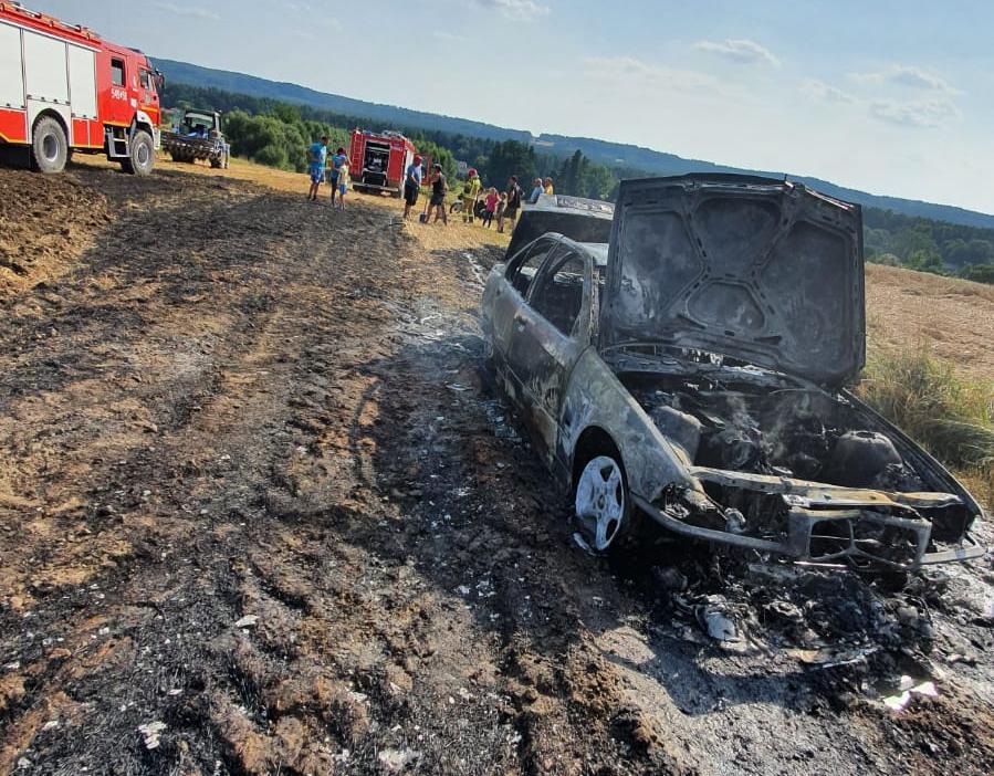 Tomaszowscy strażacy gasili pożar kombajnu, samochodu osobowego oraz zboża na pniu (zdjęcia)