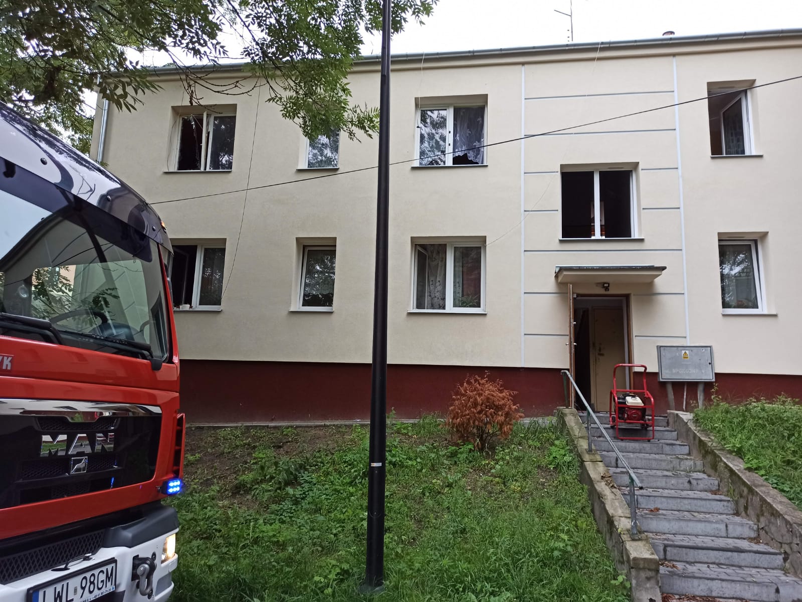 Pożar i wybuch w budynku mieszkalnym. W akcji gaśniczej sześć zastępów straży pożarnej, dwie osoby poszkodowane (zdjęcia)