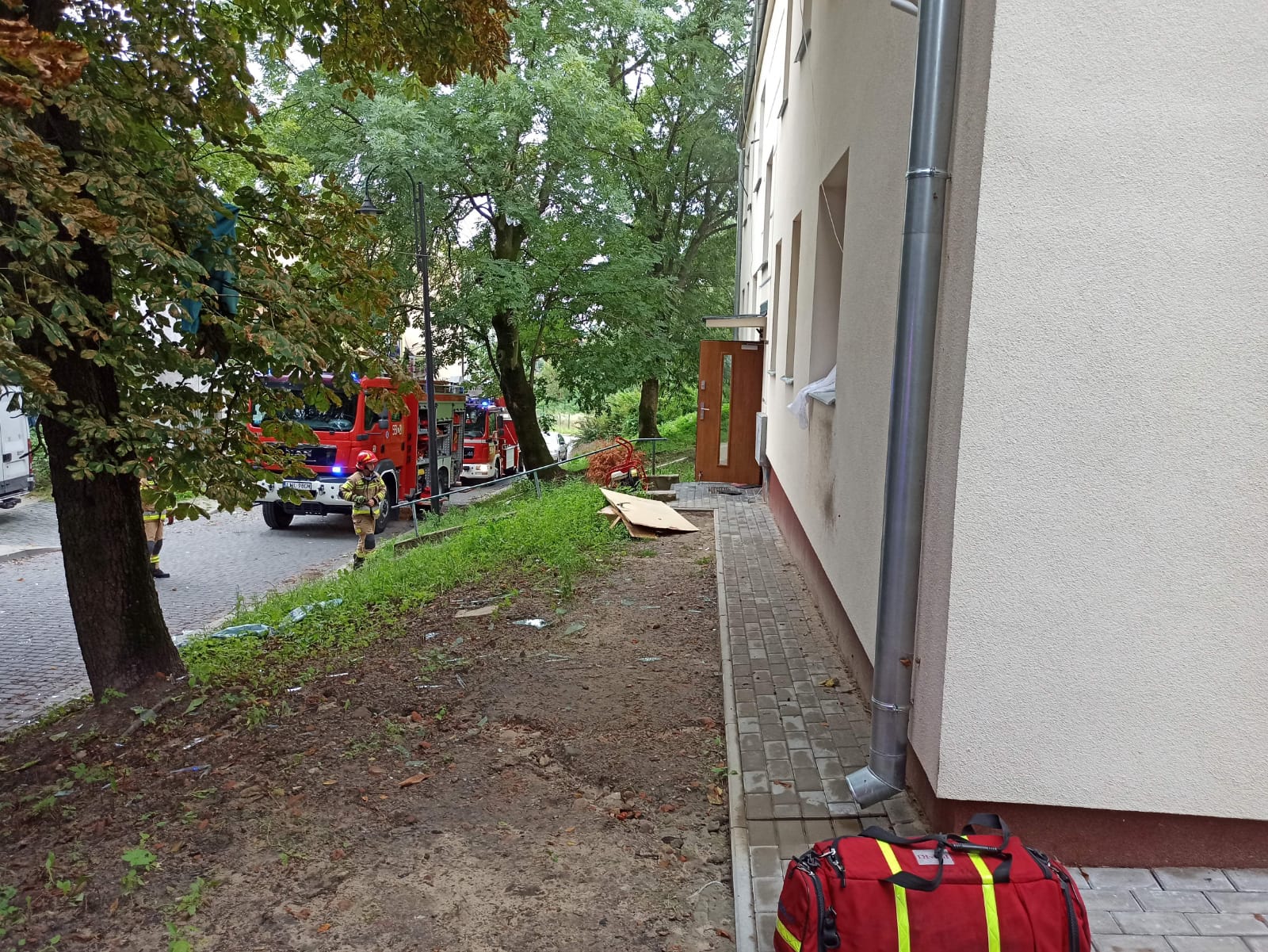 Pożar i wybuch w budynku mieszkalnym. W akcji gaśniczej sześć zastępów straży pożarnej, dwie osoby poszkodowane (zdjęcia)