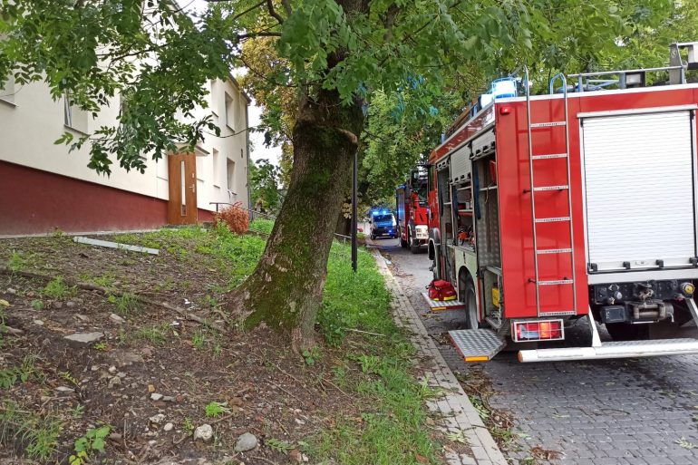 Pożar i wybuch w budynku mieszkalnym. W akcji gaśniczej sześć zastępów straży pożarnej, dwie osoby poszkodowane (zdjęcia)