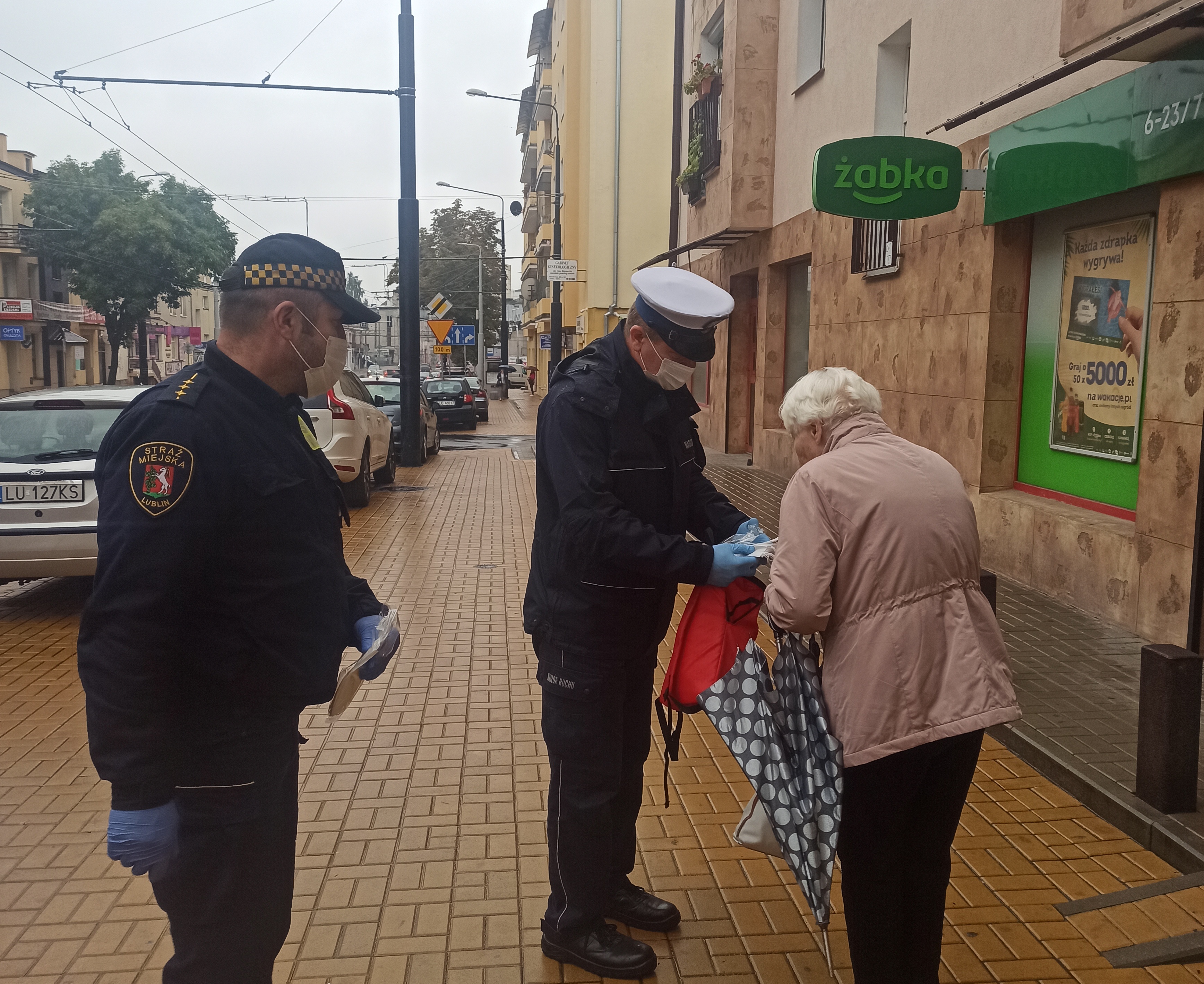 Lubelskie MPK i Straż Miejska rozdają pasażerom maseczki ochronne (zdjęcia)