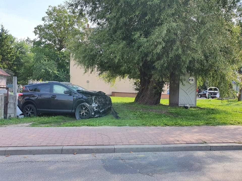 Nie zatrzymał się na STOP-ie, doszło do wypadku. Dwie osoby trafiły do szpitala (zdjęcia)