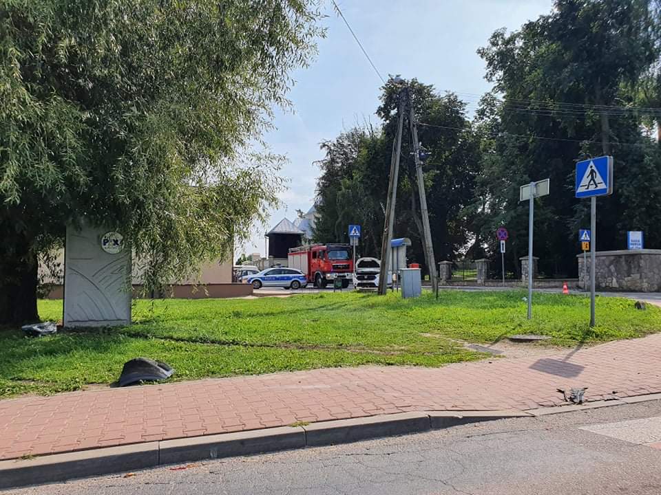 Nie zatrzymał się na STOP-ie, doszło do wypadku. Dwie osoby trafiły do szpitala (zdjęcia)