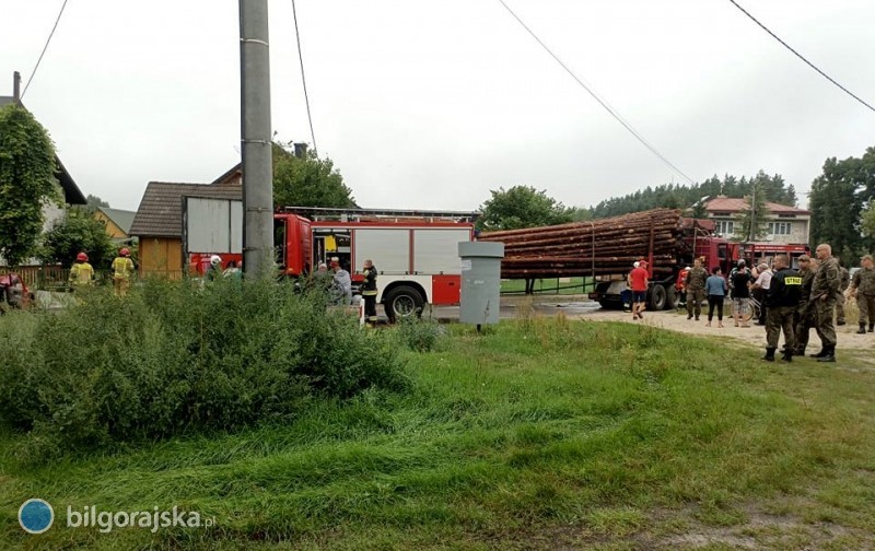 Strażacy musieli odciąć dach pojazdu, aby wydobyć kierowcę z wraku volkswagena (zdjęcia)