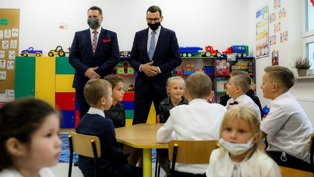 Uczniowie rozpoczęli naukę w nowej szkole, odwiedził ich premier. Życzył normalnego życia, bez pandemii (zdjęcia)