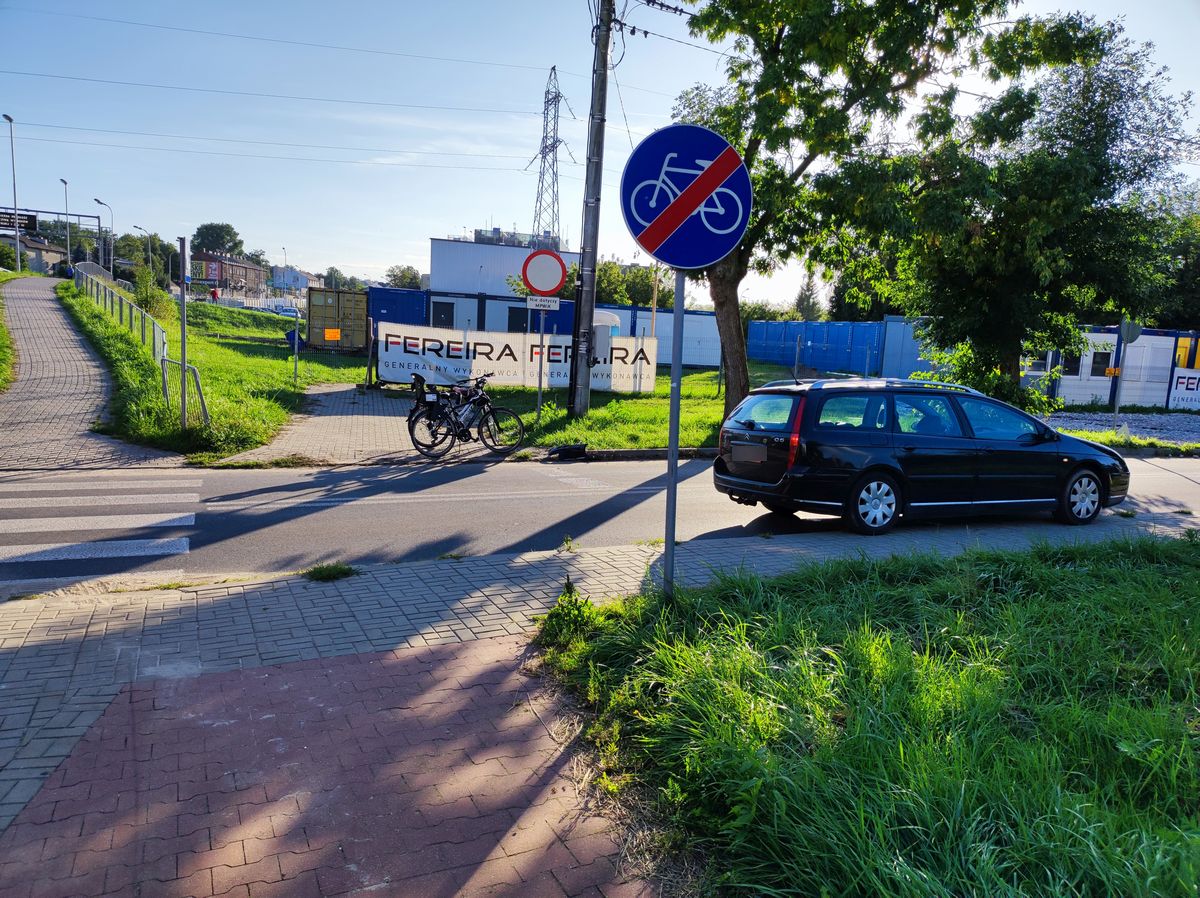 Nie zauważyli, że skończyła się ścieżka rowerowa. Wjechali wprost pod citroena (zdjęcia)