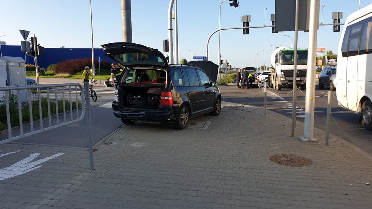 Zderzenie volkswagena z renaultem na skrzyżowaniu. Obaj kierowcy zapewniają, że mieli zielone światło (zdjęcia)