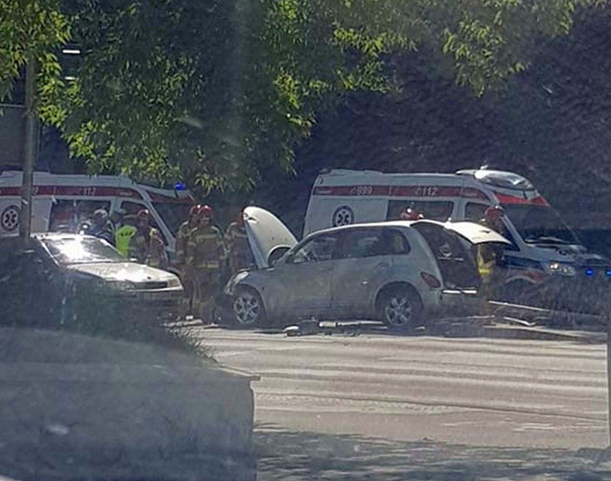 Zderzenie trzech aut na skrzyżowaniu w Lublinie. Są osoby ranne i duże utrudnienia w ruchu (zdjęcia)