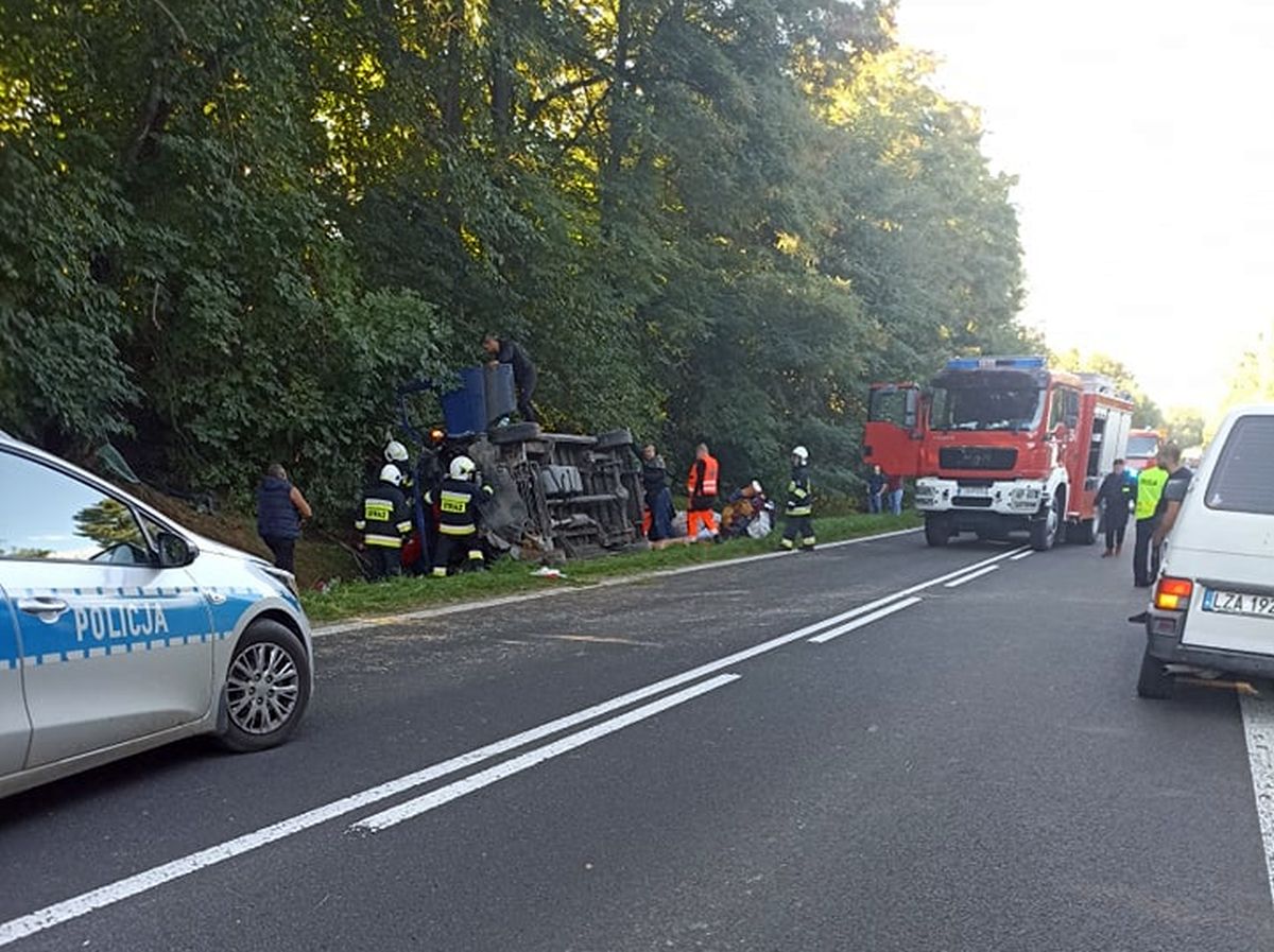 Auto dostawcze wpadło do rowu. Trwa akcja ratunkowa i walka o życie jednej osoby (zdjęcia)