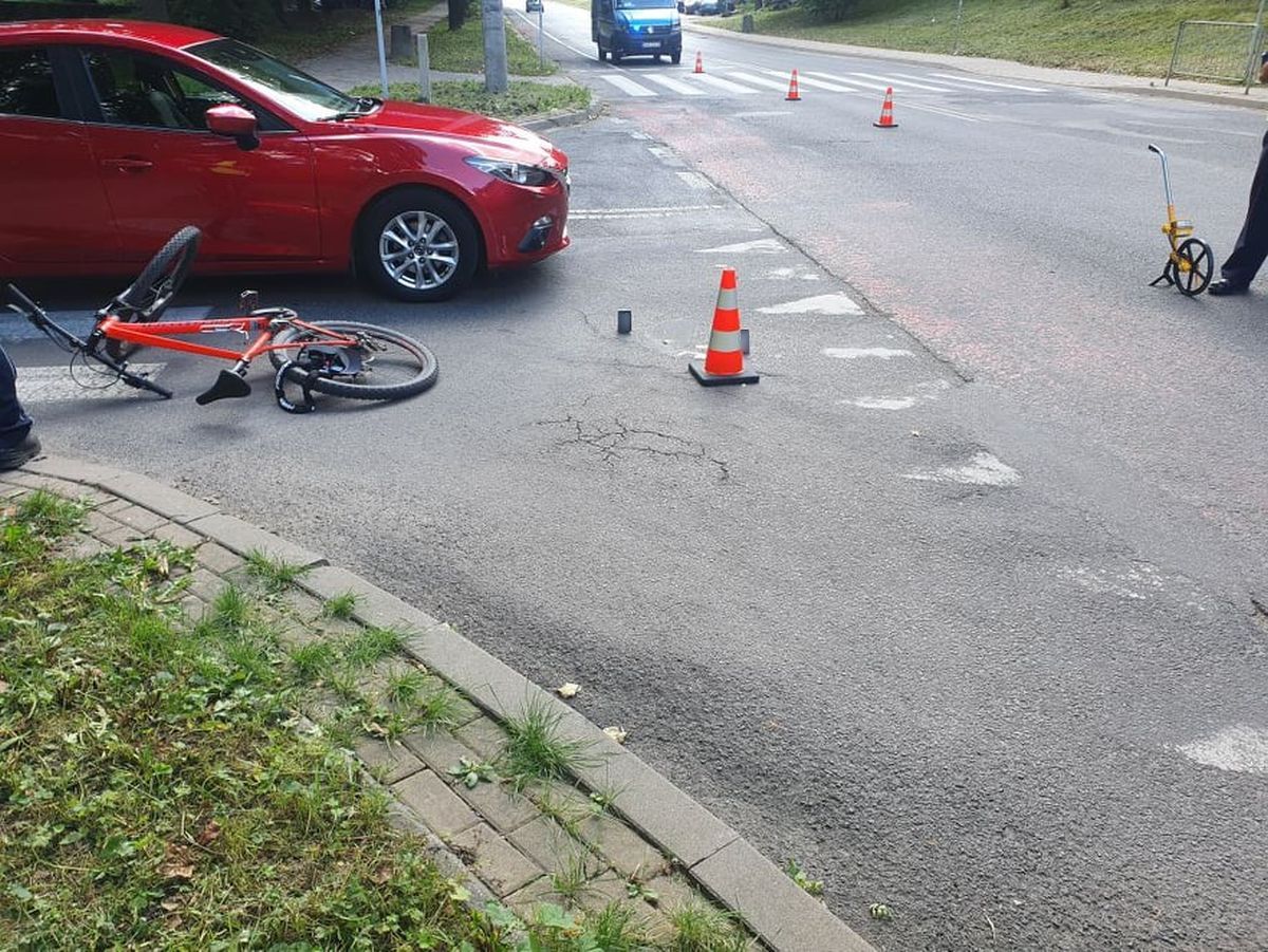 Potrącony przez mitsubishi rowerzysta spadł na mazdę. Z obrażeniami ciała trafił do szpitala (zdjęcia)