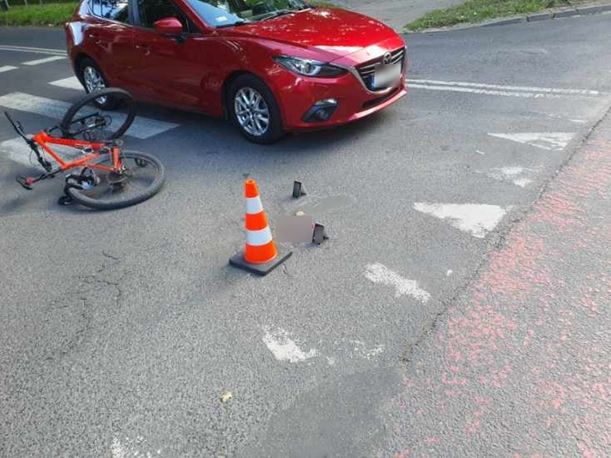 Potrącony przez mitsubishi rowerzysta spadł na mazdę. Z obrażeniami ciała trafił do szpitala (zdjęcia)