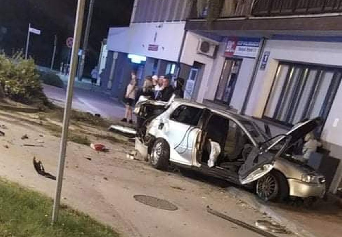 Jest nagranie nocnego wypadku w Annopolu. Kierowca z pasażerką wypadli z auta podczas uderzenia w słup (wideo)