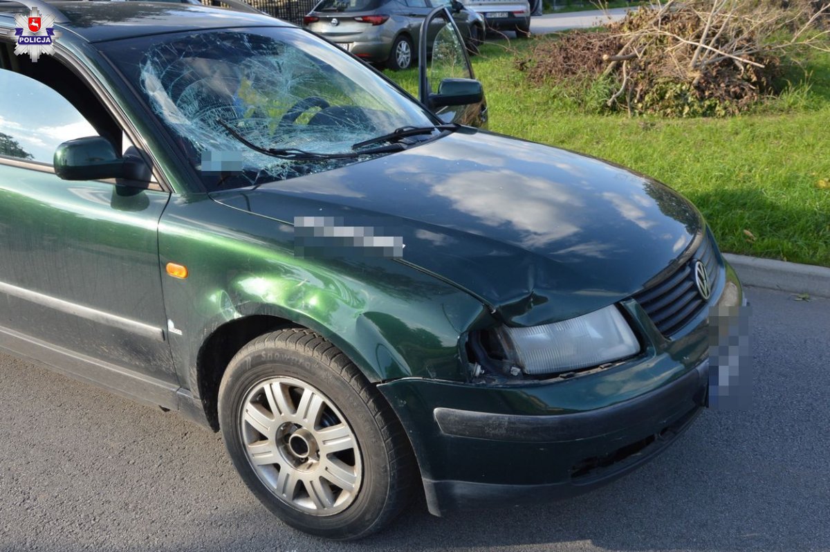 Wybiegł z posesji wprost przed jadące auto. Potrącony 13-latek trafił do szpitala (zdjęcia)