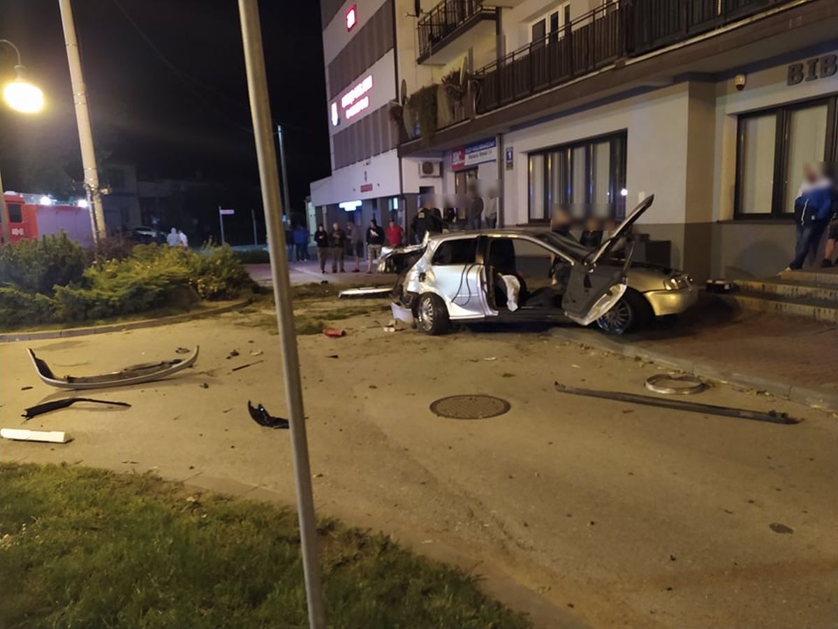 Jest nagranie nocnego wypadku w Annopolu. Kierowca z pasażerką wypadli z auta podczas uderzenia w słup (wideo)