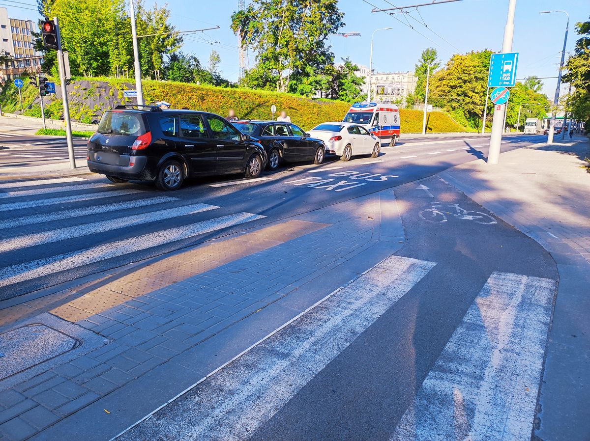 Zderzenie renaulta, audi i peugeota. Na miejscu pracują policjanci i ratownicy medyczni (zdjęcia)