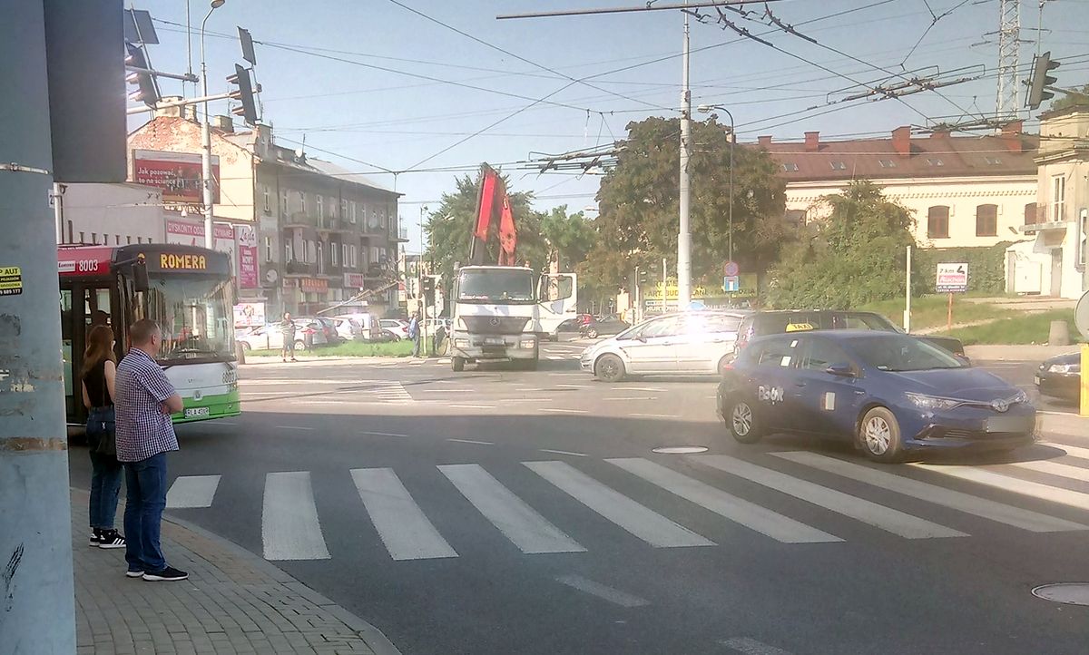 Ciężarówka zerwała trakcję trolejbusową. Są utrudnienia w ruchu (zdjęcia)