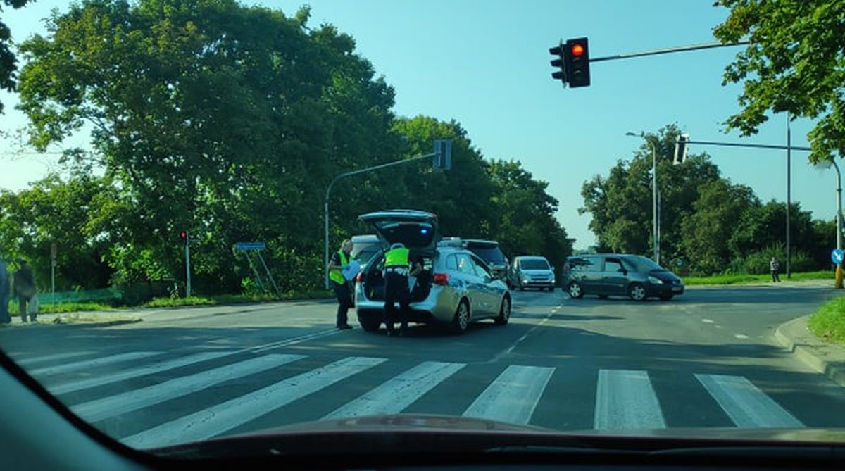 Dwa auta zderzyły się na skrzyżowaniu. Są utrudnienia w ruchu (zdjęcia)