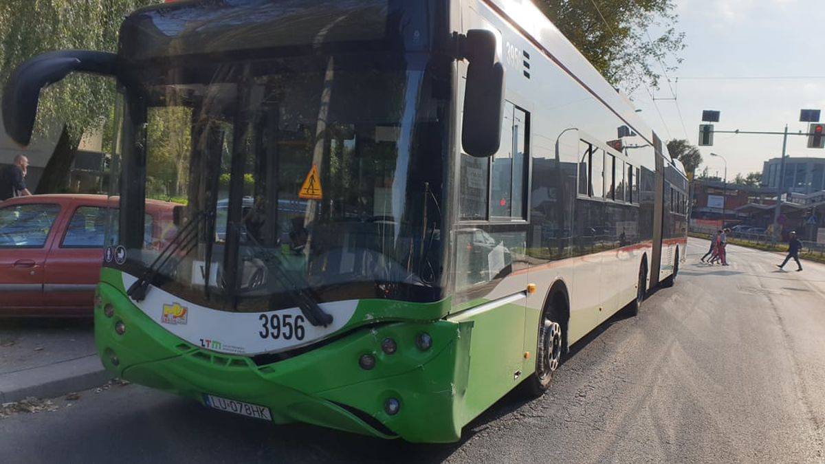 Dostrzegł pieszych czekających na zielone światło i gwałtownie zahamował. W tył jego auta wjechał trolejbus (zdjęcia)