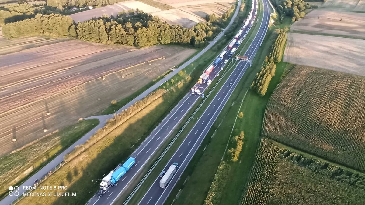 Pięć godzin stali w korku na ekspresówce, bez wody, toalety, z płaczącymi dziećmi. „Nikt nam nie potrafił pomóc”