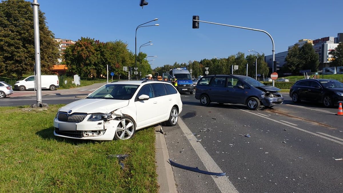 Wjechał na rondo pomimo czerwonego światła. Doprowadził do wypadku (zdjęcia)