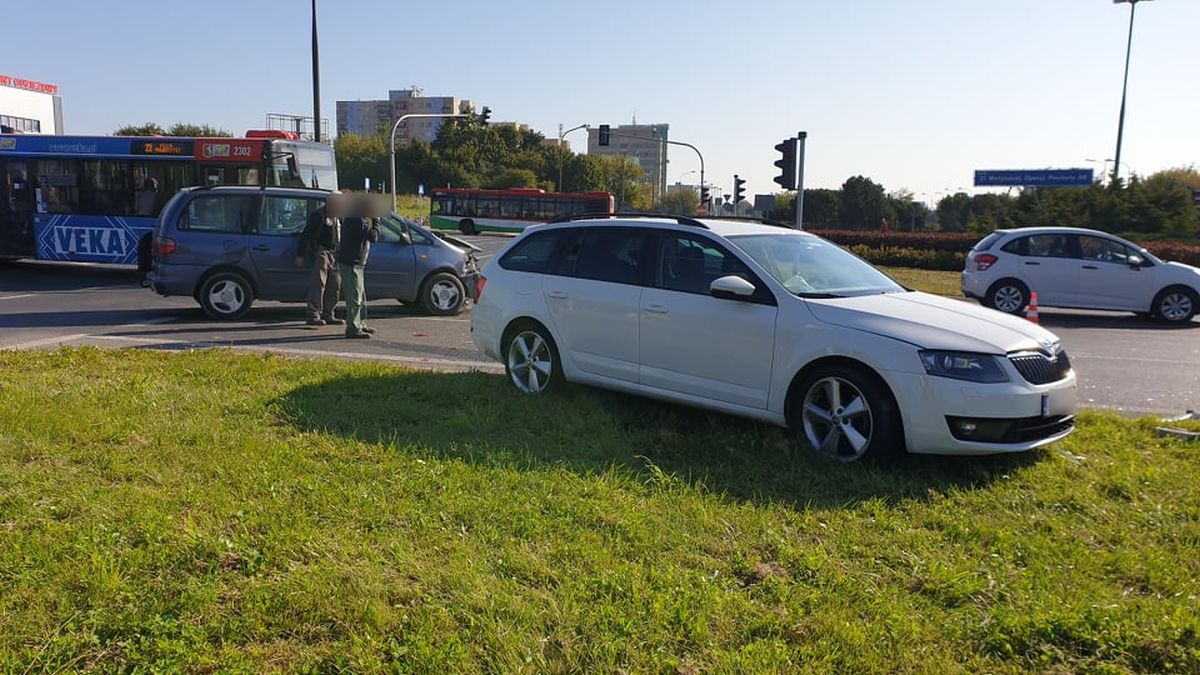 Wjechał na rondo pomimo czerwonego światła. Doprowadził do wypadku (zdjęcia)