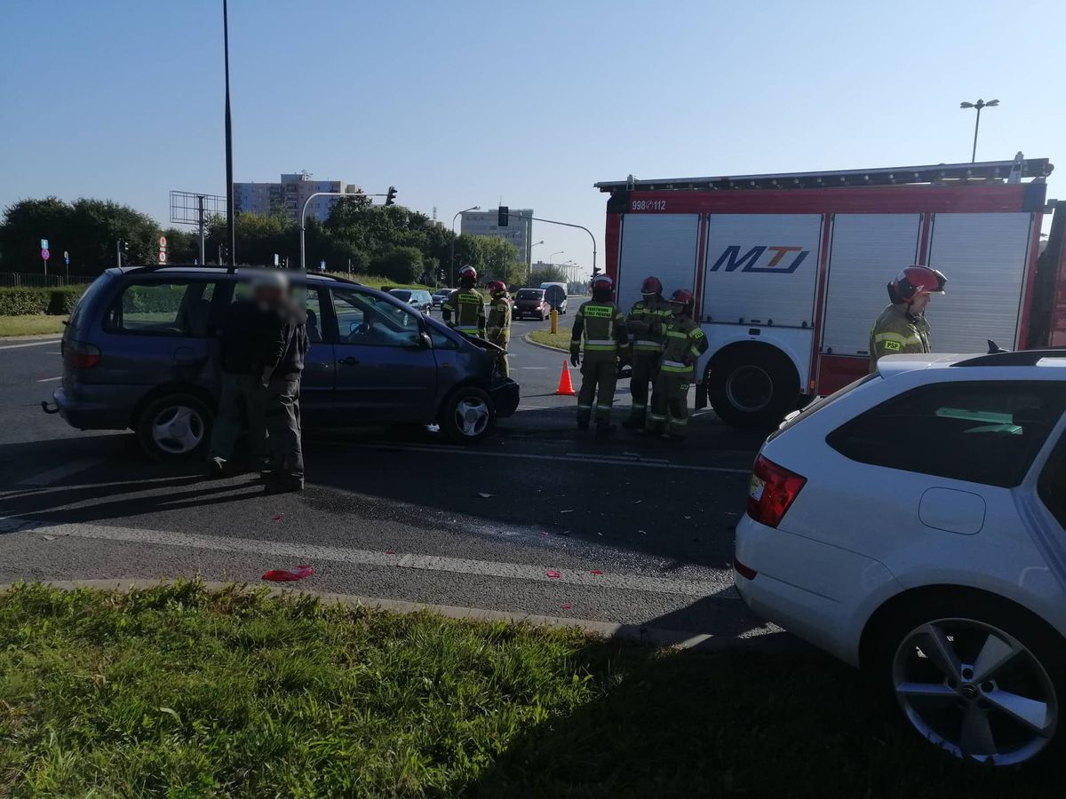 Wjechał na rondo pomimo czerwonego światła. Doprowadził do wypadku (zdjęcia)