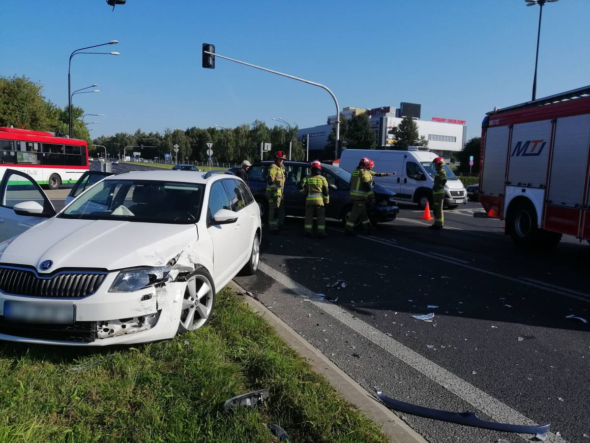 Wjechał na rondo pomimo czerwonego światła. Doprowadził do wypadku (zdjęcia)