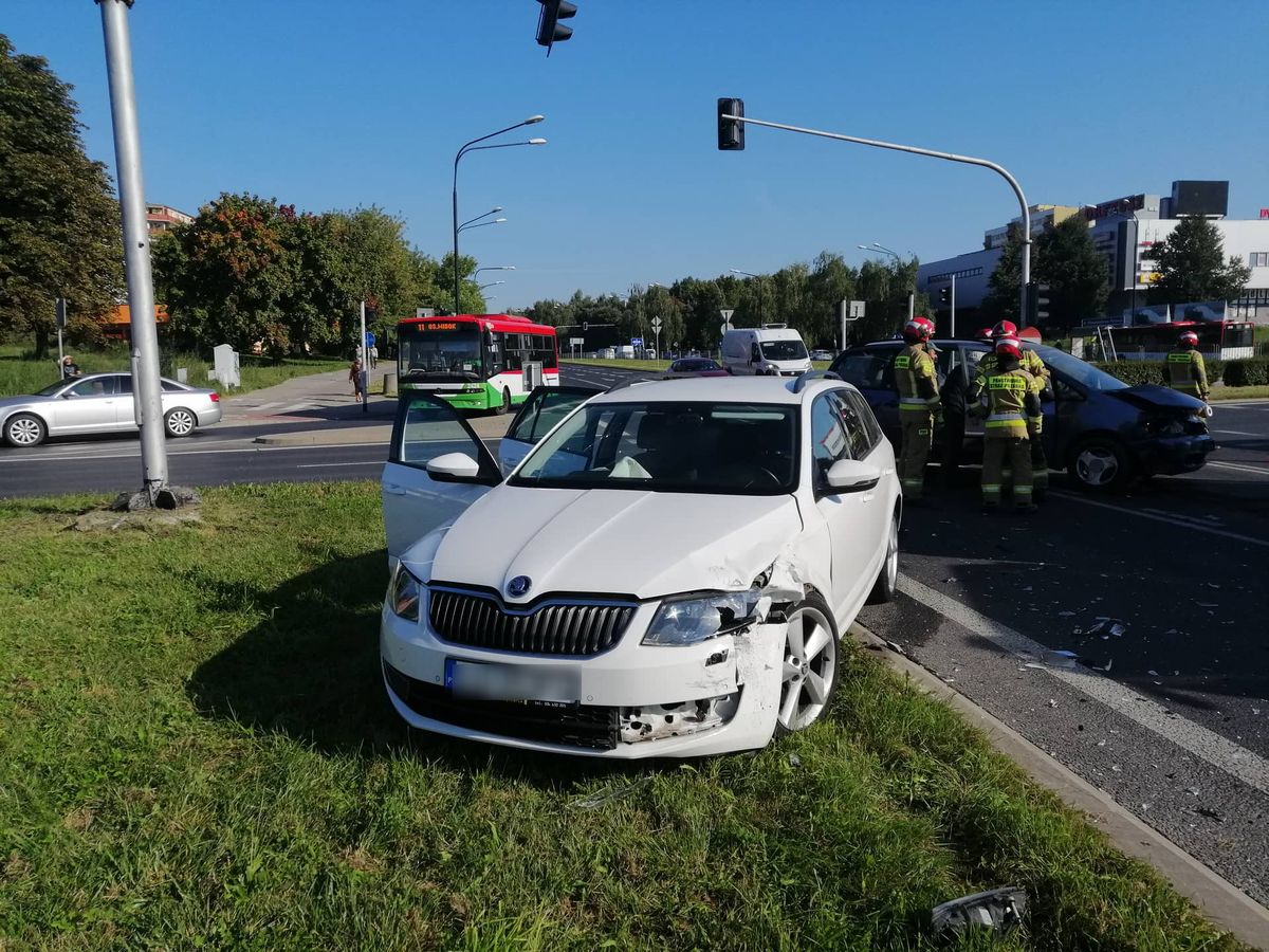 Wjechał na rondo pomimo czerwonego światła. Doprowadził do wypadku (zdjęcia)