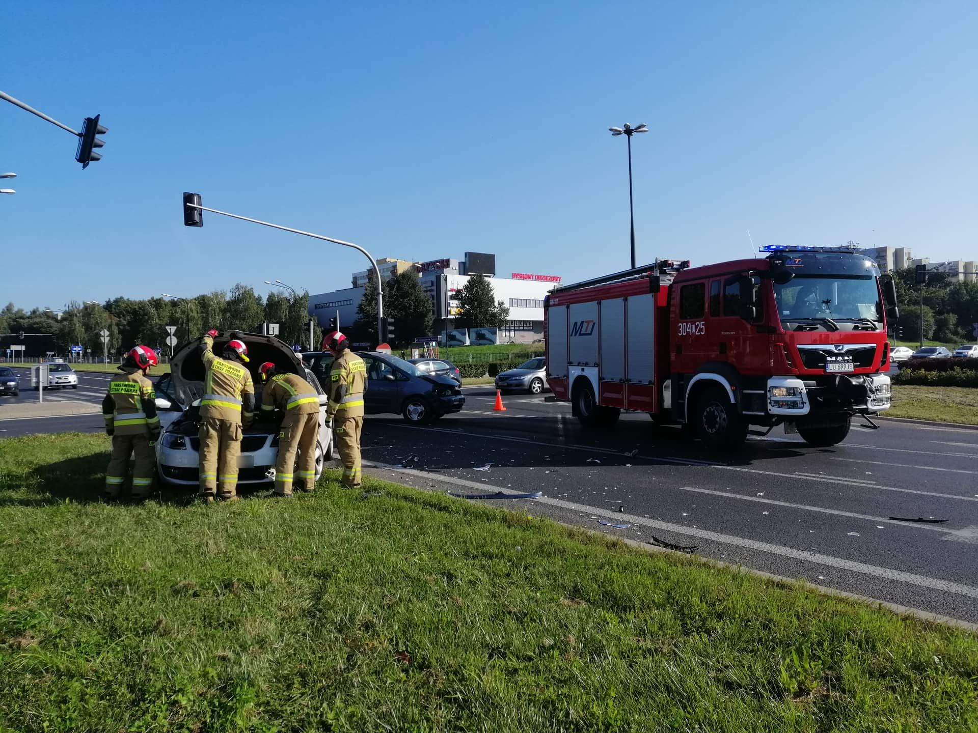 Wjechał na rondo pomimo czerwonego światła. Doprowadził do wypadku (zdjęcia)